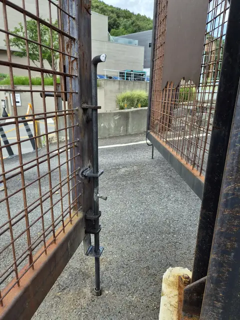 환봉 교체와 보강 지지부 2개소 용접 현장 사진